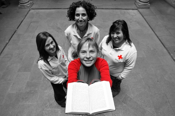 Cruz Roja ayuda a los menores de entre 6 y 16 años en sus estudios