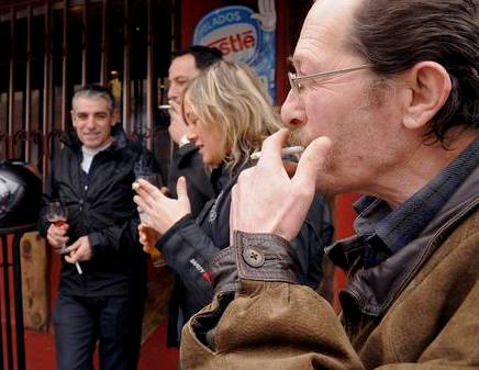 Baja el número de fumadores en España