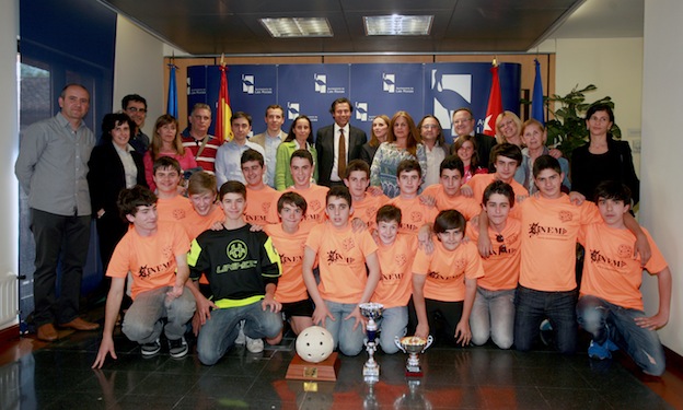 El Club Unihockey-Floorball Las Rozas presenta sus trofeos en el Ayuntamiento