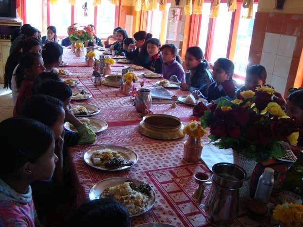 Los alumnos del Liceo Sorolla dan de comer a los niños sin hogar de Katmandú