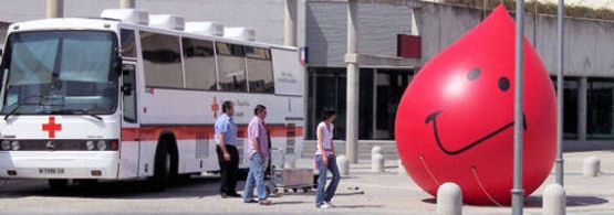 El autobús de la Cruz Roja llega a Villaviciosa