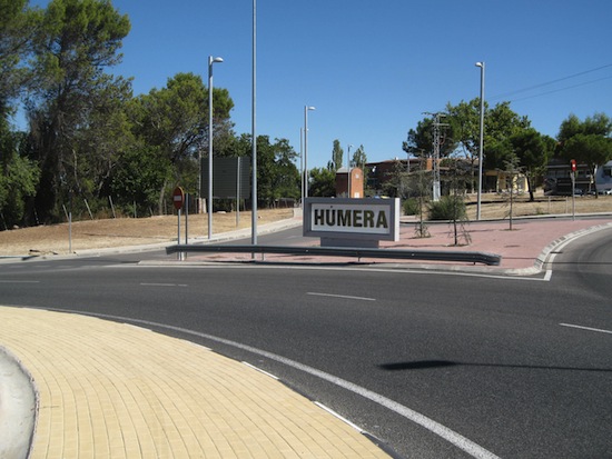 Una rotonda remodelada y un cartel mejoran los accesos al barrio de Húmera