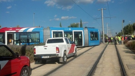 Un coche choca con un tren de Metro Ligero Oeste