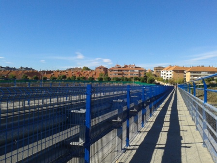 Una valla separa al peatón de los coches en los puentes de la M-50