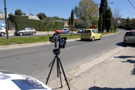 Un radar móvil controla la velocidad en las calles de Boadilla