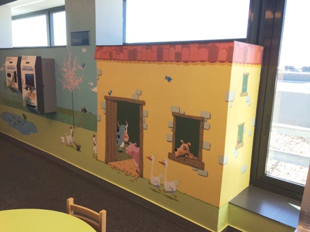 El color y los cuentos tiñen las paredes de pediatría del Puerta de Hierro Majadahonda