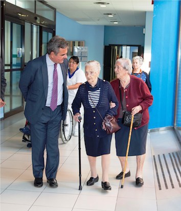 El alcalde visita a una de sus vecinas centenarias