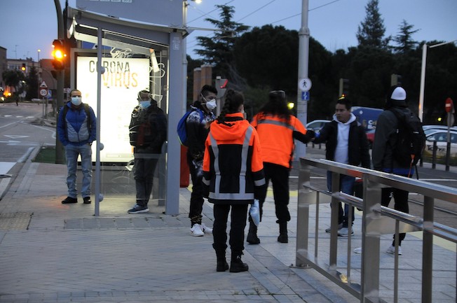 Continúa el reparto de mascarillas en las paradas de autobuses y la estación de Metro Ligero de Boailla
