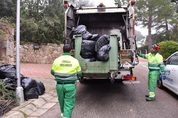 Comienzan a retirar las bolsas de basura acumuladas en Villaviciosa de Odón