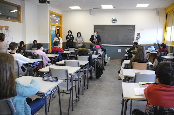 Más de 12.000 alumnos de Boadilla reciben un ejemplar de la Constitución Española