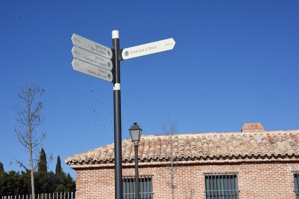 Un decena de postes indican dónde están los monumentos más importantes de Boadilla