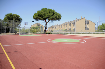 Nueva pista de fútbol sala y baloncesto en la calle Cabo de Peñas de Boadilla