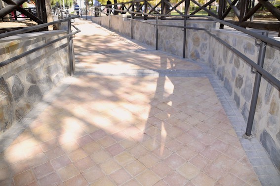Mejora del acceso peatonal que une las calles Albarracín y Sigüenza de Boadilla