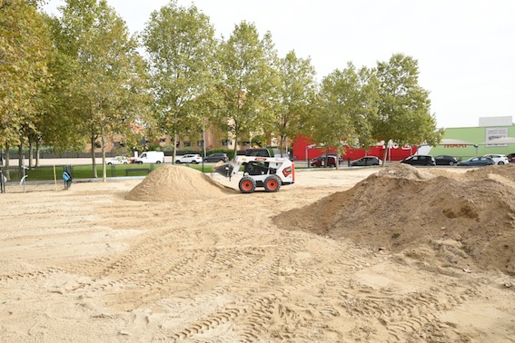 Boadilla renueva los areneros de las zonas infantiles y caninas