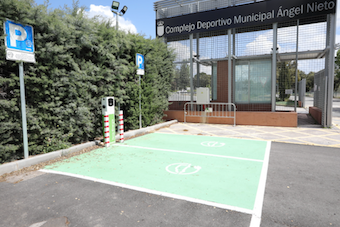 Nuevos puntos de recarga para vehículos eléctricos e híbridos en el Complejo Deportivo Municipal Ángel Nieto de Boadilla