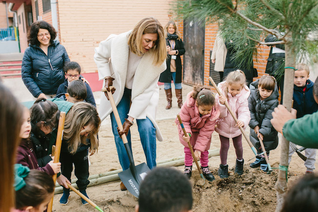 Plantación de árboles en los colegios públicos Infanta Elena y Pinar Prados de Torrejón de Pozuelo