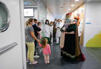Los Reyes Magos visitan el hospital Quirón de Pozuelo