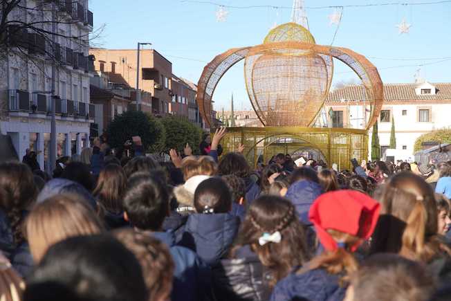 Cerca de 600 escolares de Las Rozas dan la bienvenida a la Navidad en la calle Real