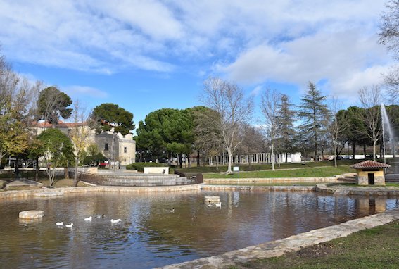 El estanque del parque de El Castillo en Villaviciosa reabre sin fugas y con nueva caseta de patos